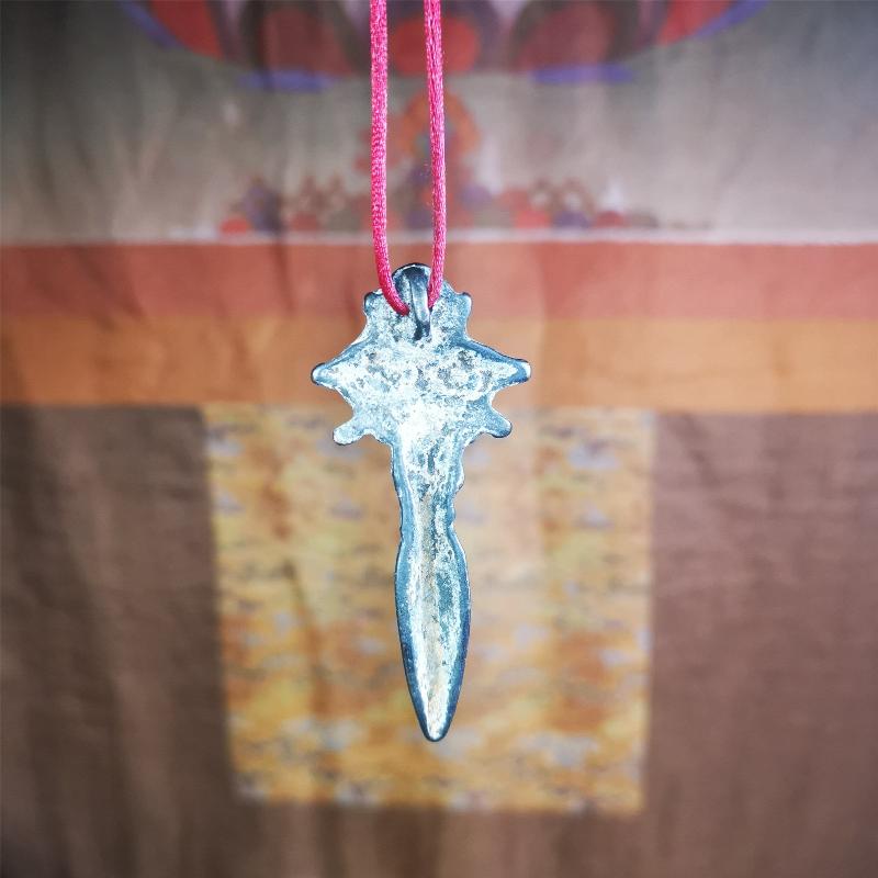 This beautiful phurba pendant was collected in Rejia Monastery,Baiyu,Tibet,about 70 years old.It was blessed by lama. It's made of thokcha, whole body is blcak,at the top is a mani jewel and horizontal vajra, the bottom is a vertical phurba