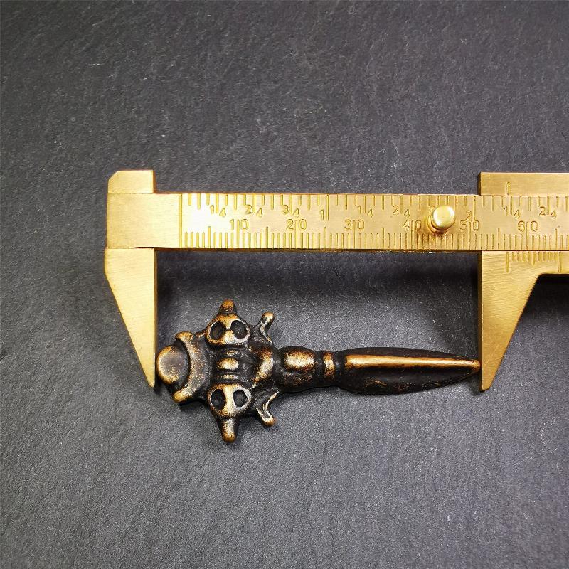 This beautiful phurba pendant was collected in Rejia Monastery,Baiyu,Tibet,about 70 years old.It was blessed by lama. It was made of brass, whole body is yellow,at the top is a mani jewel and horizontal vajra, the bottom is a vertical phurba