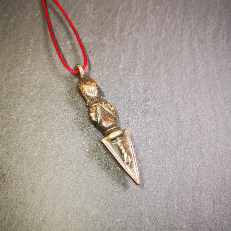 This vintage Phurba pendant was collected from Rega Monastery(Baiyu,Tibet),handmade of copper. It has a statue of Vajrapani on the top and a phurba on the lower part, measuring about 2.36 inches by 0.47 inch.