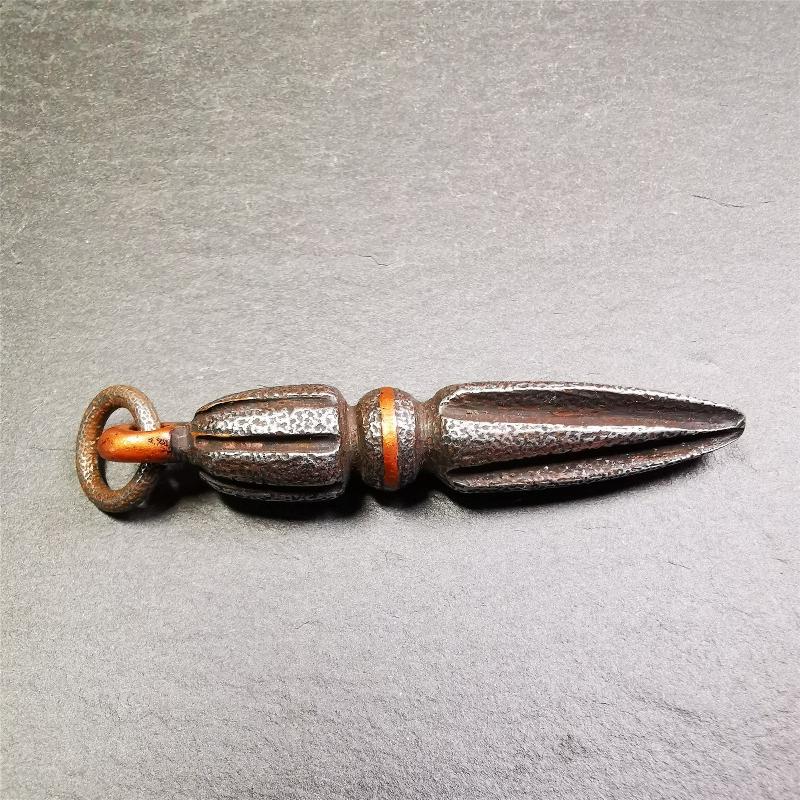 This handmade Dorje Phurba was crafted by Tibetan craftsmen from Hepo Town, Baiyu County, Tibet. The length is 2.5 inches,black color,the upper part is a vajra, and the lower part is a phurba. A copper wire is inlaid on the waist of the phurba.