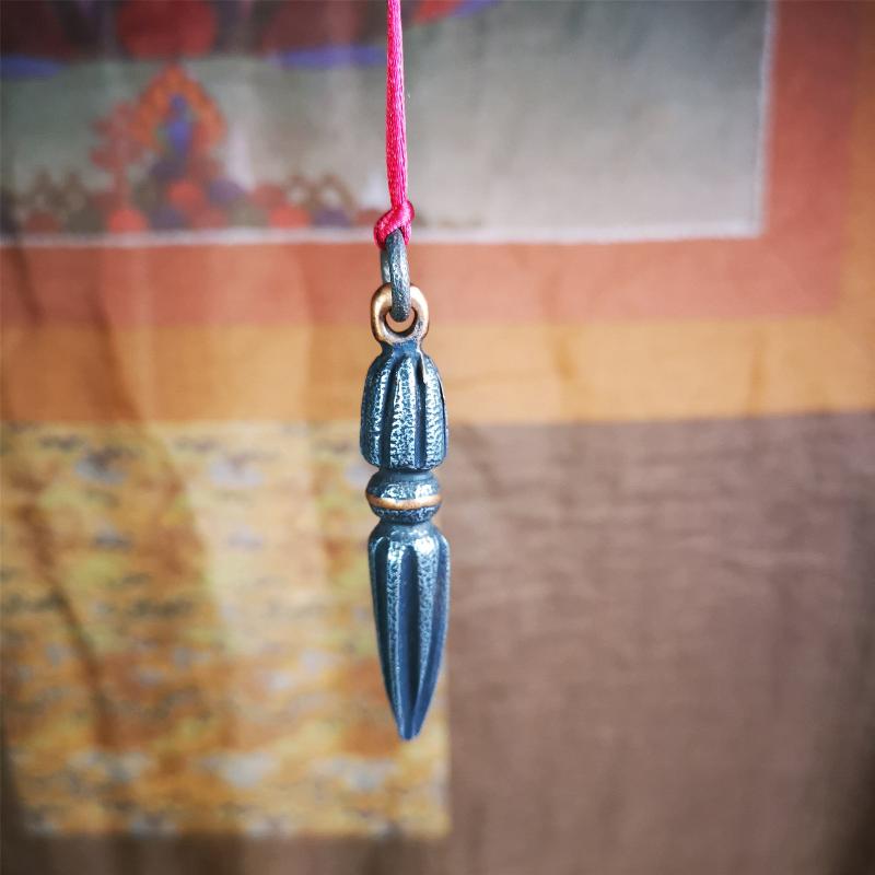 This handmade Dorje Phurba was crafted by Tibetan craftsmen from Hepo Town, Baiyu County, Tibet. The length is 2.5 inches,black color,the upper part is a vajra, and the lower part is a phurba. A copper wire is inlaid on the waist of the phurba.