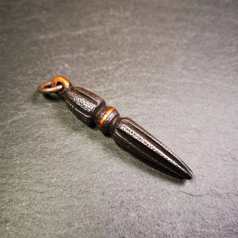 This handmade Dorje Phurba was crafted by Tibetan craftsmen from Hepo Town, Baiyu County, Tibet. The length is 2.5 inches,black color,the upper part is a vajra, and the lower part is a phurba. A copper wire is inlaid on the waist of the phurba.