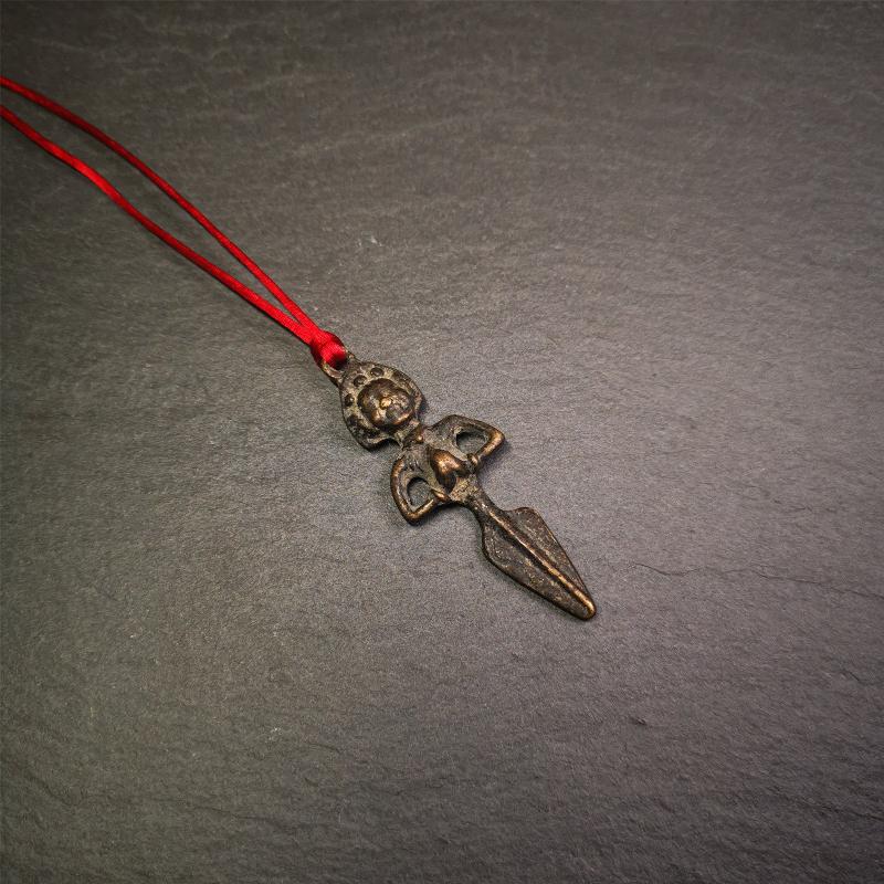 This vintage Phurba pendant was collected from gengqing Monastery(Derge,Tibet),handmade of copper. It is total 2.36 inches,brown color,on top of it is Samantabhadra Bodhisattva,the lower part is phurba.