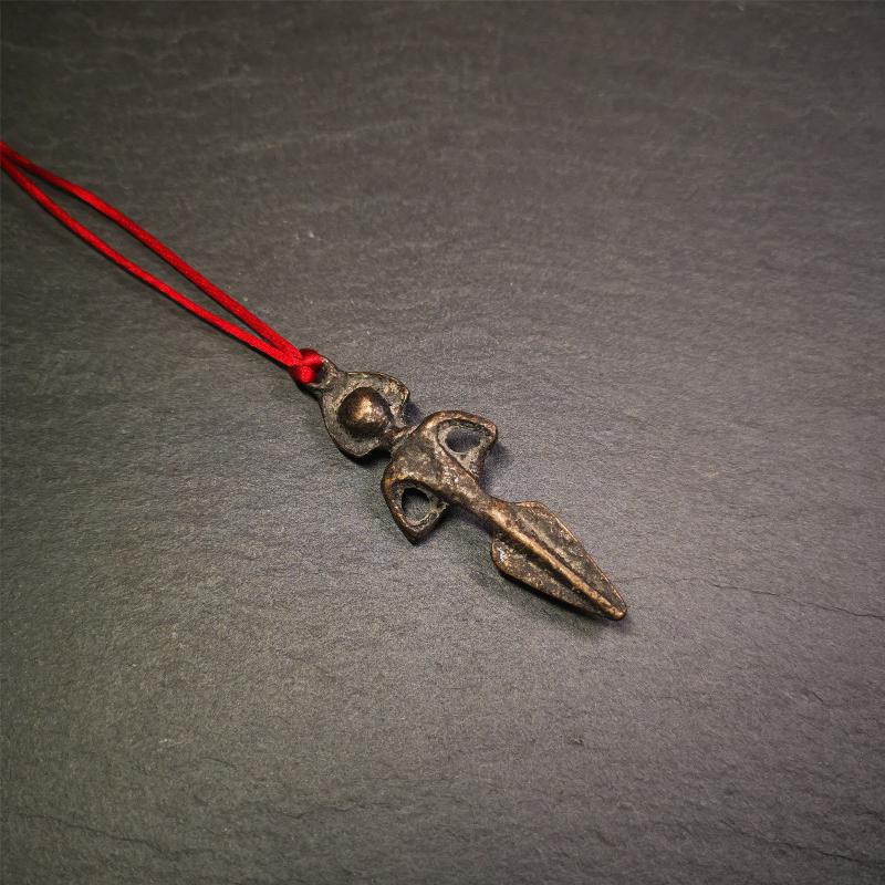 This vintage Phurba pendant was collected from gengqing Monastery(Derge,Tibet),handmade of copper. It is total 2.36 inches,brown color,on top of it is Samantabhadra Bodhisattva,the lower part is phurba.