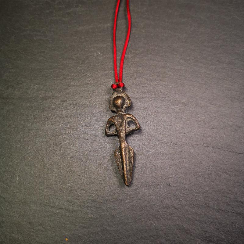 This vintage Phurba pendant was collected from gengqing Monastery(Derge,Tibet),handmade of copper. It is total 2.36 inches,brown color,on top of it is Samantabhadra Bodhisattva,the lower part is phurba.