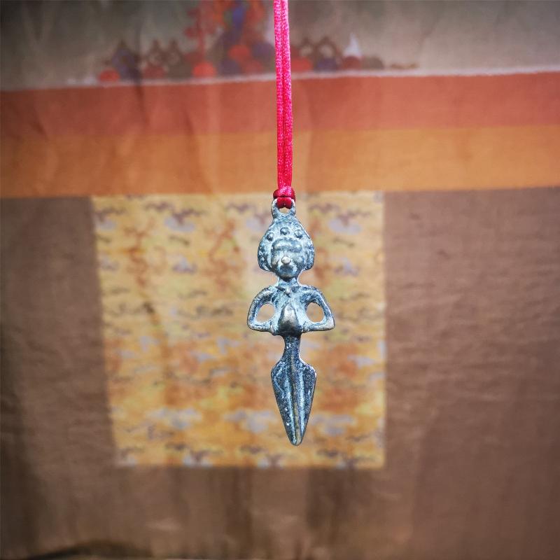 This vintage Phurba pendant was collected from gengqing Monastery(Derge,Tibet),handmade of copper. It is total 2.36 inches,brown color,on top of it is Samantabhadra Bodhisattva,the lower part is phurba.