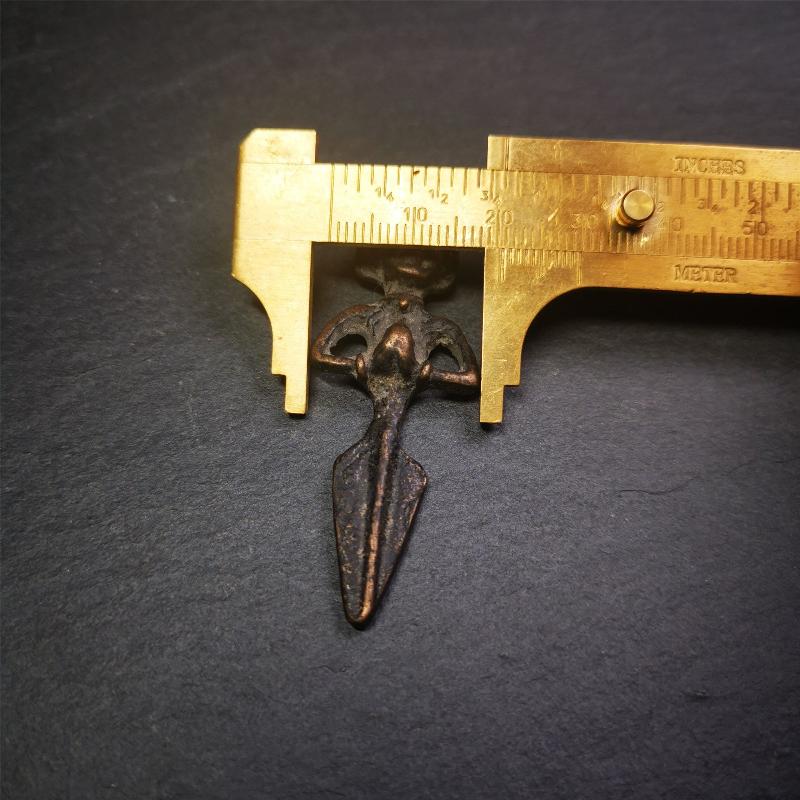 This vintage Phurba pendant was collected from gengqing Monastery(Derge,Tibet),handmade of copper. It is total 2.36 inches,brown color,on top of it is Samantabhadra Bodhisattva,the lower part is phurba.