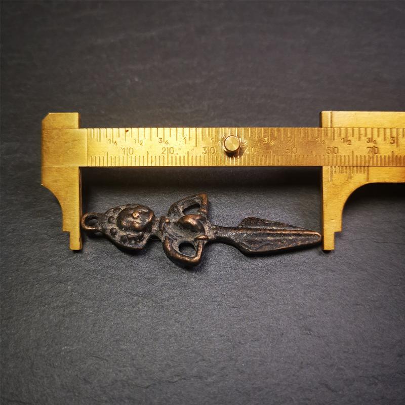 This vintage Phurba pendant was collected from gengqing Monastery(Derge,Tibet),handmade of copper. It is total 2.36 inches,brown color,on top of it is Samantabhadra Bodhisattva,the lower part is phurba.
