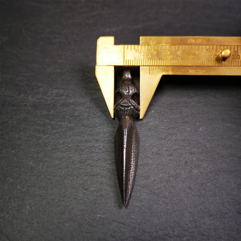 This phurba was made by Tibetan craftsmen and come from Hepo Town, Baiyu County, the birthplace of the famous Tibetan handicrafts. Its upper part is Shmashana Adhipati skull, the lower part is a Dorje Phurba