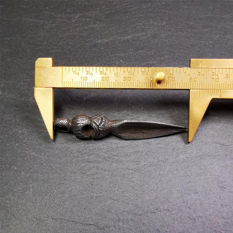 This phurba was made by Tibetan craftsmen and come from Hepo Town, Baiyu County, the birthplace of the famous Tibetan handicrafts. Its upper part is Shmashana Adhipati skull, the lower part is a Dorje Phurba