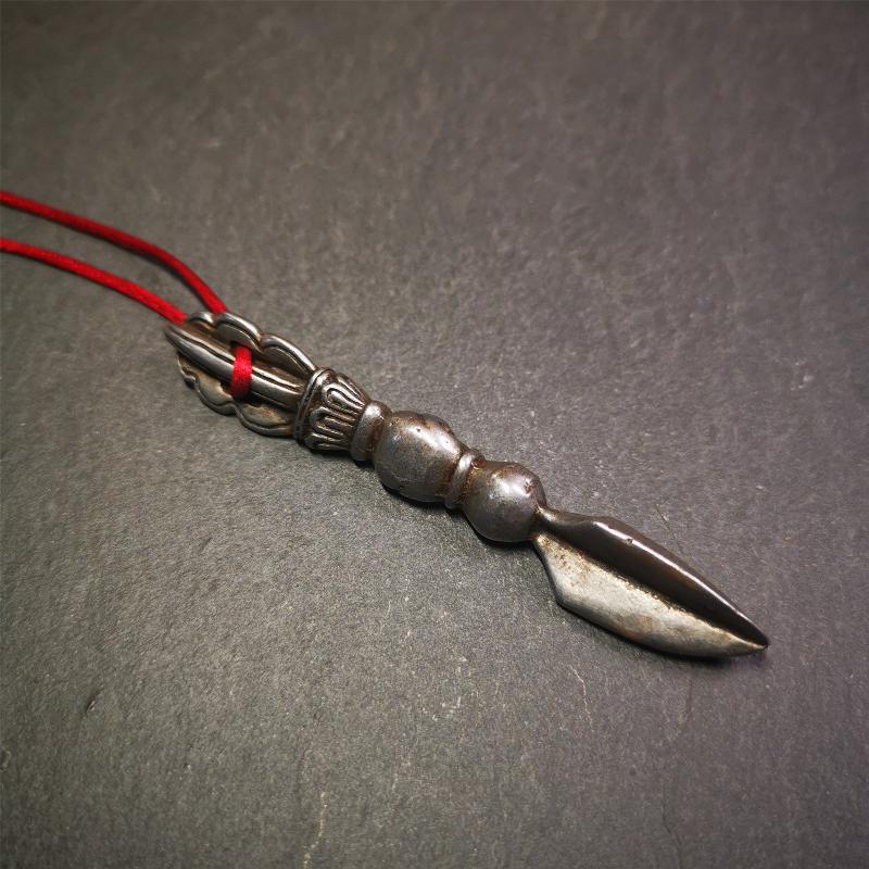 This phurba amulet was made of cold iron by Tibetan craftsmen in 1990's,its upper part is a vajra,and carved Shmashana Adhipati skull in the middle, the lower part is a Dorje Phurba,length is 3.0inches