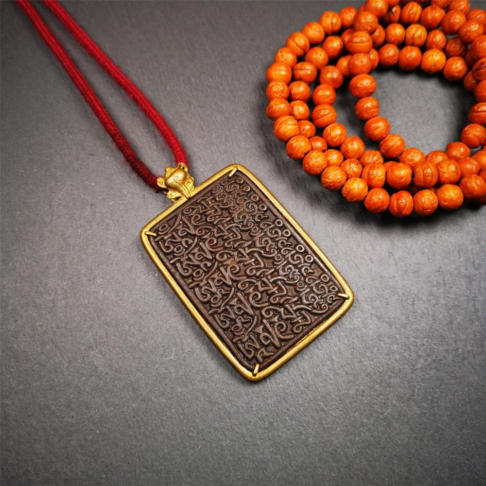 This badge is made by Tibetan craftsmen from Hepo Town, Baiyu County, the birthplace of the famous Tibetan handicrafts. It is made of thokcha, edging with copper, 2.76 × 1.77". The front is the OM mantra and the back is body, speech, and mind.