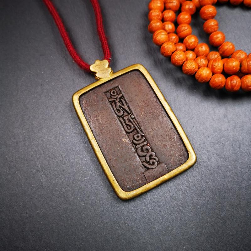 This badge is made by Tibetan craftsmen from Hepo Town, Baiyu County, the birthplace of the famous Tibetan handicrafts. It is made of thokcha, edging with copper, 2.76 × 1.77". The front is the OM mantra and the back is body, speech, and mind.