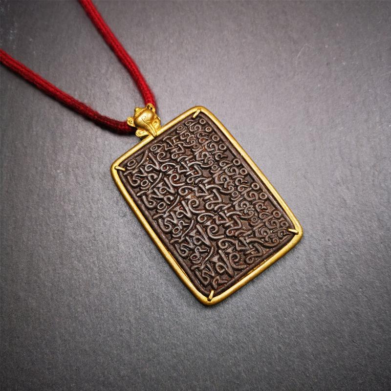 This badge is made by Tibetan craftsmen from Hepo Town, Baiyu County, the birthplace of the famous Tibetan handicrafts. It is made of thokcha, edging with copper, 2.76 × 1.77". The front is the OM mantra and the back is body, speech, and mind.