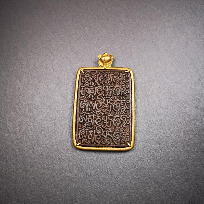 This badge is made by Tibetan craftsmen from Hepo Town, Baiyu County, the birthplace of the famous Tibetan handicrafts. It is made of thokcha, edging with copper, 2.76 × 1.77". The front is the OM mantra and the back is body, speech, and mind.