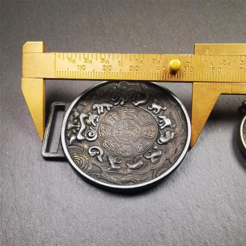 This set of sipaho badge was made by Tibetan craftsmen and come from Hepo Town, Baiyu County,Tibet. It is round shape,made of white copper.The front pattern is Tibetan Budhist Protective Symbol - SIPAHO(srid pa ho),the back is the cross vajra symbol.