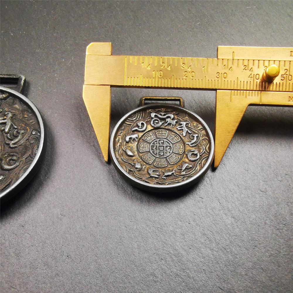 This set of sipaho badge was made by Tibetan craftsmen and come from Hepo Town, Baiyu County,Tibet. It is round shape,made of white copper.The front pattern is Tibetan Budhist Protective Symbol - SIPAHO(srid pa ho),the back is the cross vajra symbol.