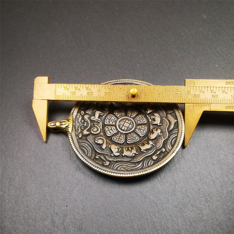 This type of unique sipaho badge was collected from Jiegu Monastery, made for devotees at an important puja,about 50 years old. It is round shape,made of lima brass,diameter is 2.6 inches. The pattern is SIPAHO,a vajra hanging ring inlaid on the top.