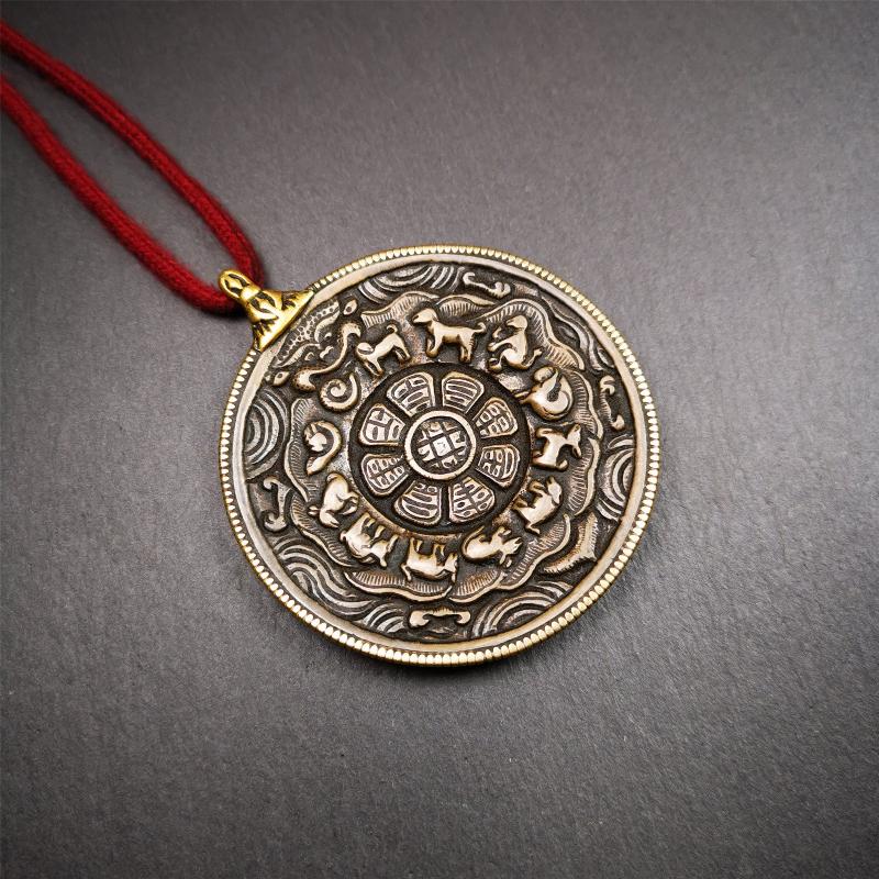 This type of unique sipaho badge was collected from Jiegu Monastery, made for devotees at an important puja,about 50 years old. It is round shape,made of lima brass,diameter is 2.6 inches. The pattern is SIPAHO,a vajra hanging ring inlaid on the top.