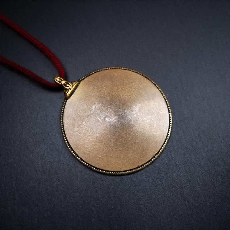 This type of unique sipaho badge was collected from Jiegu Monastery, made for devotees at an important puja,about 50 years old. It is round shape,made of lima brass,diameter is 2.6 inches. The pattern is SIPAHO,a vajra hanging ring inlaid on the top.