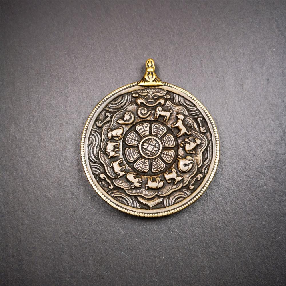This type of unique sipaho badge was collected from Jiegu Monastery, made for devotees at an important puja,about 50 years old. It is round shape,made of lima brass,diameter is 2.6 inches. The pattern is SIPAHO,a vajra hanging ring inlaid on the top.