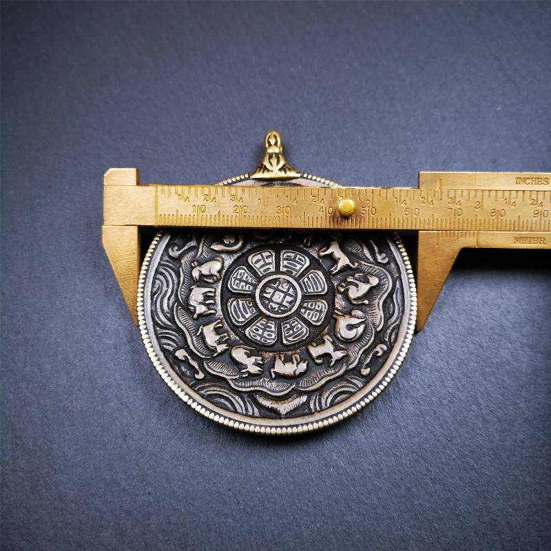 This type of unique sipaho badge was collected from Jiegu Monastery, made for devotees at an important puja,about 50 years old. It is round shape,made of lima brass,diameter is 2.6 inches. The pattern is SIPAHO,a vajra hanging ring inlaid on the top.