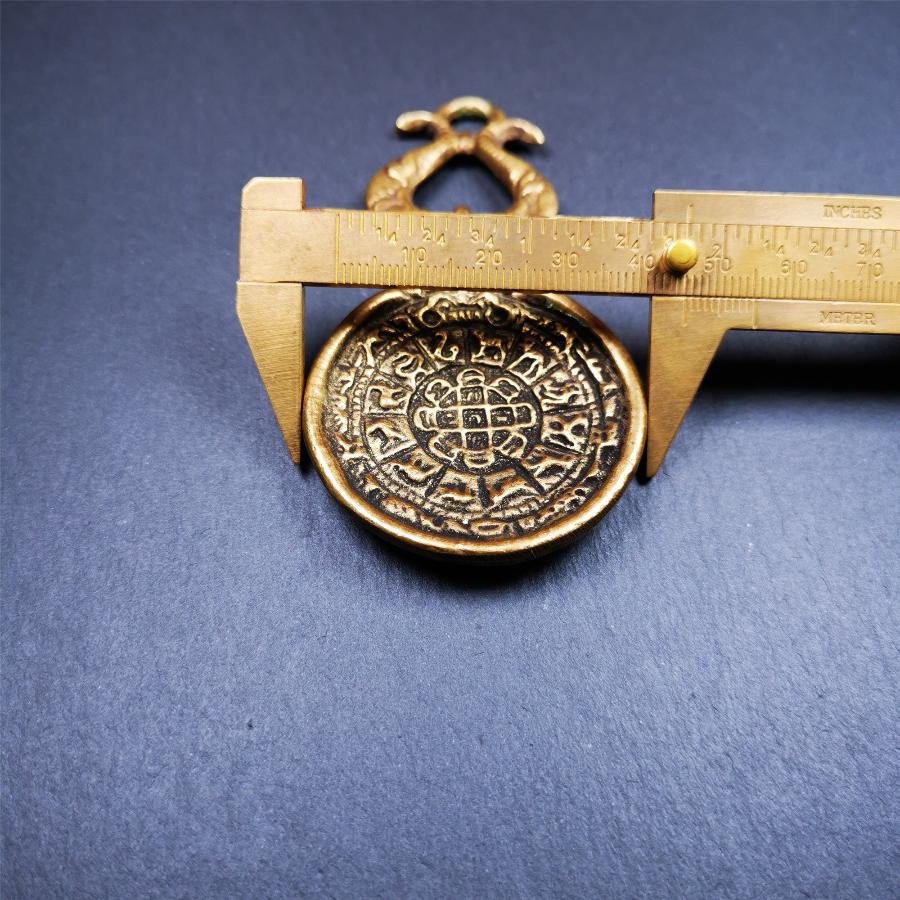 This Sipaho amulet was made by Tibetan craftsmen and come from Hepo Town, Baiyu County, Tibet. It is round shape,made of brass.Front pattern is Tibetan Budhist calendar symbol - SIPAHO(srid pa ho),the back is the gold fish and treasure vase symbol.