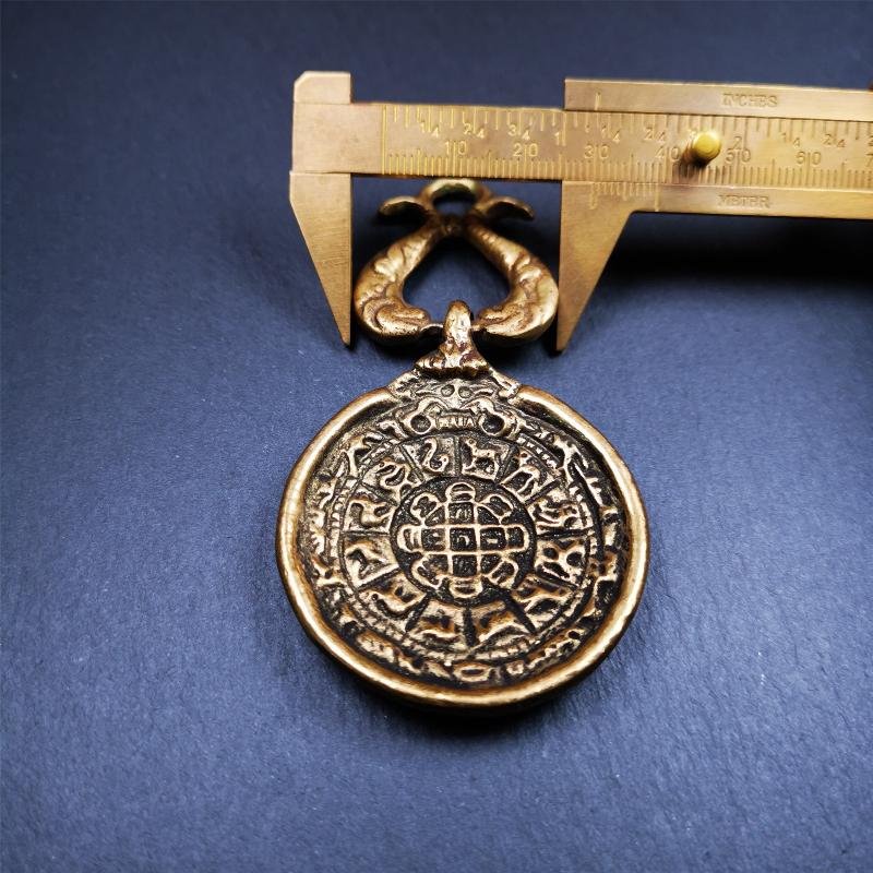 This Sipaho amulet was made by Tibetan craftsmen and come from Hepo Town, Baiyu County, Tibet. It is round shape,made of brass.Front pattern is Tibetan Budhist calendar symbol - SIPAHO(srid pa ho),the back is the gold fish and treasure vase symbol.