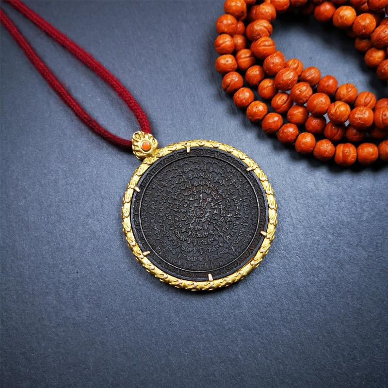 This badge is made by Tibetan craftsmen and come from Hepo Town, Baiyu County,Tibet. It is made of thokcha, edging with copper,round shape, 2.52 inche diameter. The OM MANI PADME HUM mantra arranged in concentric circles.