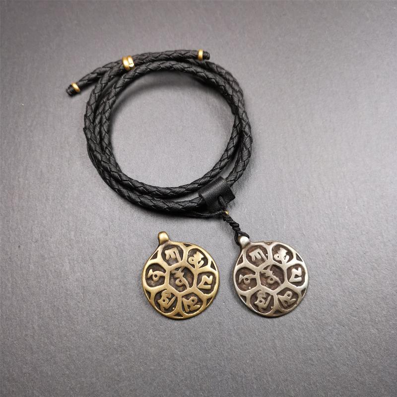 This badge was made by Tibetan craftsmen and come from Hepo Town, Baiyu County, the birthplace of the famous Tibetan handicrafts. It is made of brass, 1.26 inches,carved with mantra of chenrezig OM MANI PADME HUM.