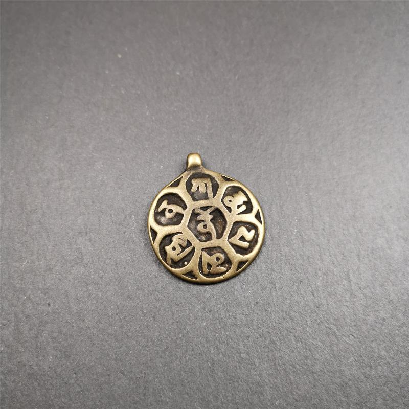 This om badge was made by Tibetan craftsmen and come from Hepo Town, Baiyu County, the birthplace of the famous Tibetan handicrafts. It is made of brass, 1.26 inches,carved with mantra of chenrezig OM MANI PADME HUM.