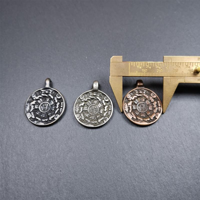 This type of sipaho badge was made by Tibetan craftsmen and come from Hepo Town, Baiyu County, the birthplace of the famous Tibetan handicrafts. It is made of 3 materials,small size, diameter 1.0 inch. You can make it into a necklace, or a keychain