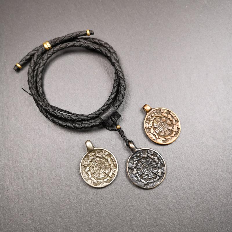 This type of sipaho badge was made by Tibetan craftsmen and come from Hepo Town, Baiyu County, the birthplace of the famous Tibetan handicrafts. It is made of 3 materials,small size, diameter 1.0 inch. You can make it into a necklace, or a keychain