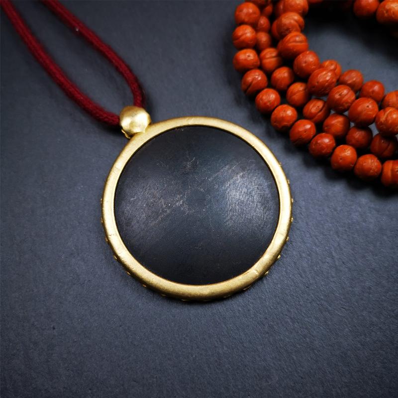 This badge is made by Tibetan craftsmen and come from Hepo Town, Baiyu County,Tibet. It is made of thokcha, edging with copper,round shape, 2.52 inche diameter. The OM MANI PADME HUM mantra arranged in concentric circles.