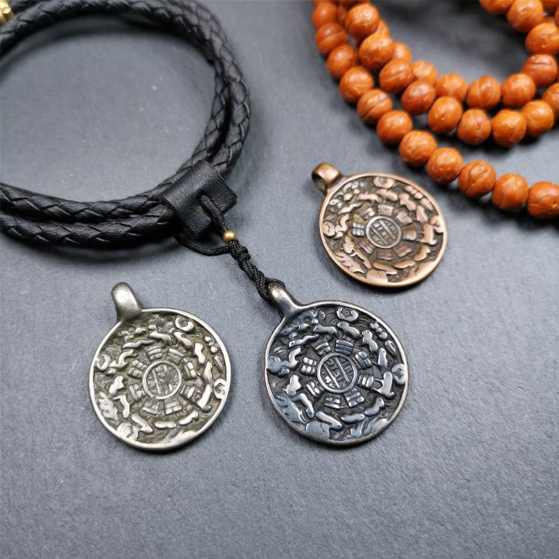 This type of sipaho badge was made by Tibetan craftsmen and come from Hepo Town, Baiyu County, the birthplace of the famous Tibetan handicrafts. It is made of 3 materials,small size, diameter 1.0 inch. You can make it into a necklace, or a keychain