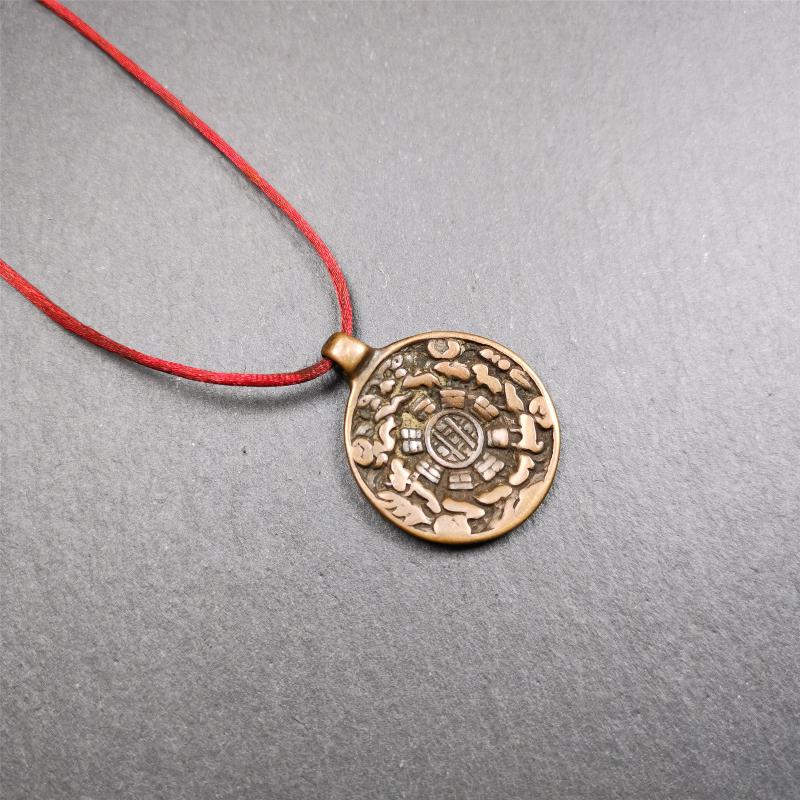 This type of sipaho badge was made by Tibetan craftsmen and come from Hepo Town, Baiyu County, the birthplace of the famous Tibetan handicrafts. It is made of 3 materials,small size, diameter 1.0 inch. You can make it into a necklace, or a keychain