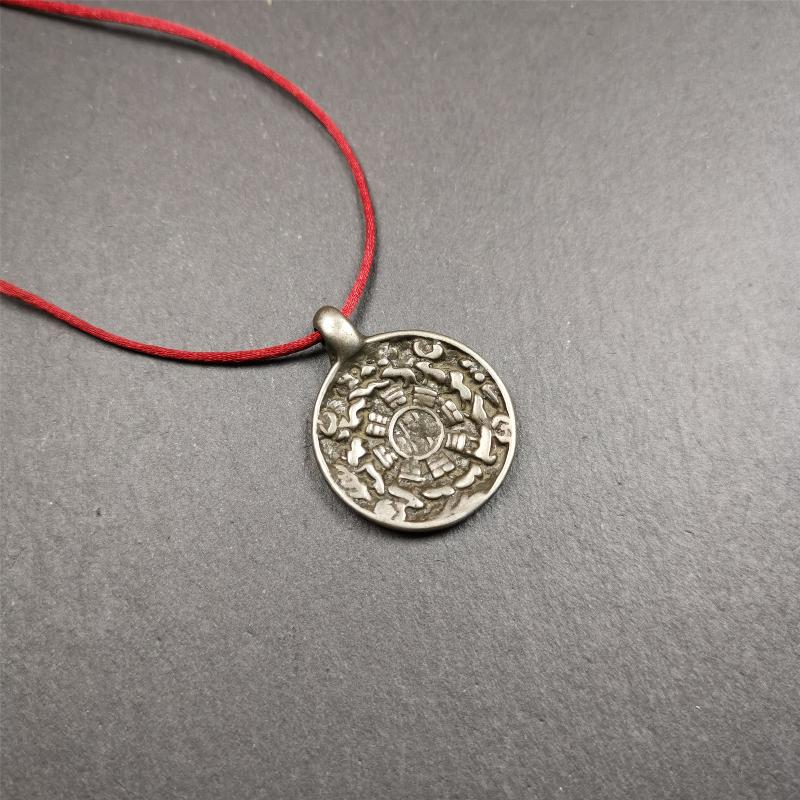 This type of sipaho badge was made by Tibetan craftsmen and come from Hepo Town, Baiyu County, the birthplace of the famous Tibetan handicrafts. It is made of 3 materials,small size, diameter 1.0 inch. You can make it into a necklace, or a keychain