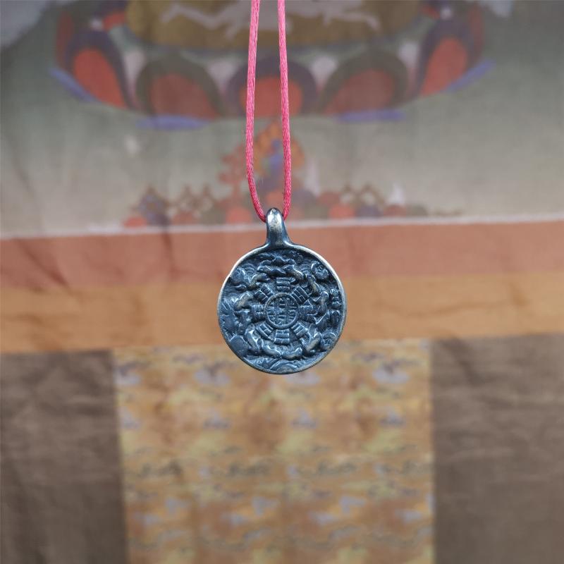 This type of sipaho badge was made by Tibetan craftsmen and come from Hepo Town, Baiyu County, the birthplace of the famous Tibetan handicrafts. It is made of 3 materials,small size, diameter 1.0 inch. You can make it into a necklace, or a keychain