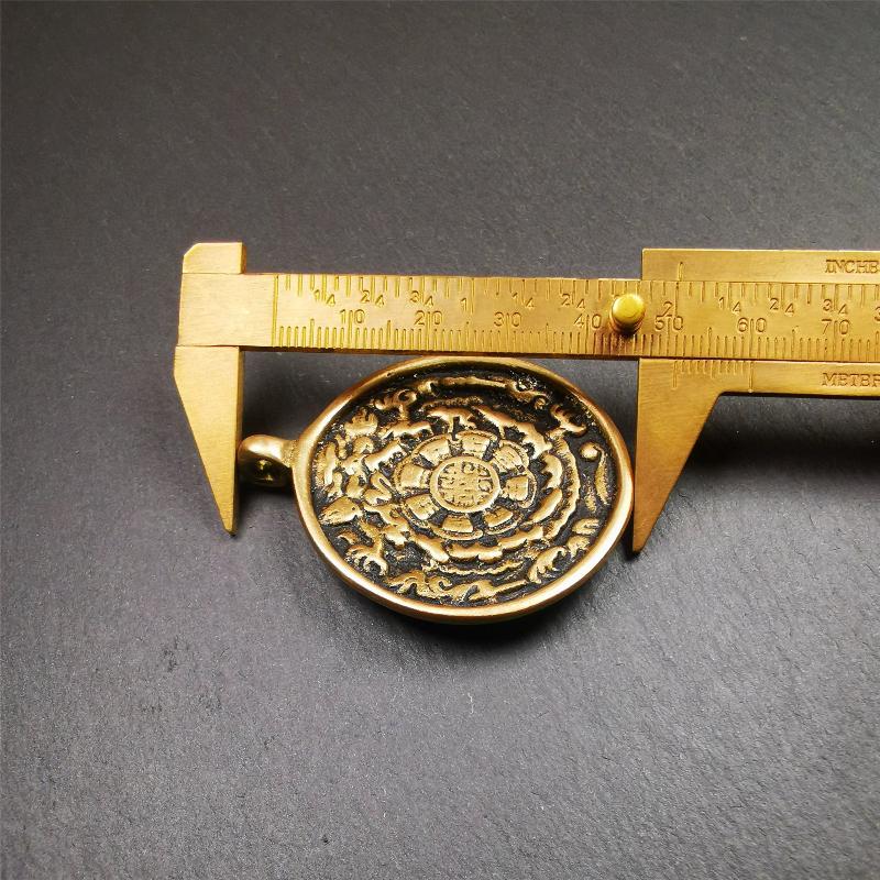 This unique Sipaho amulet was collected from Kathok Monastery,about 40 years old,bless by lama. It is round shape,made of copper,1.77 inch diameter.The front pattern is Tibetan Budhist calendar symbol - SIPAHO(srid pa ho),the back is a treasure vase.