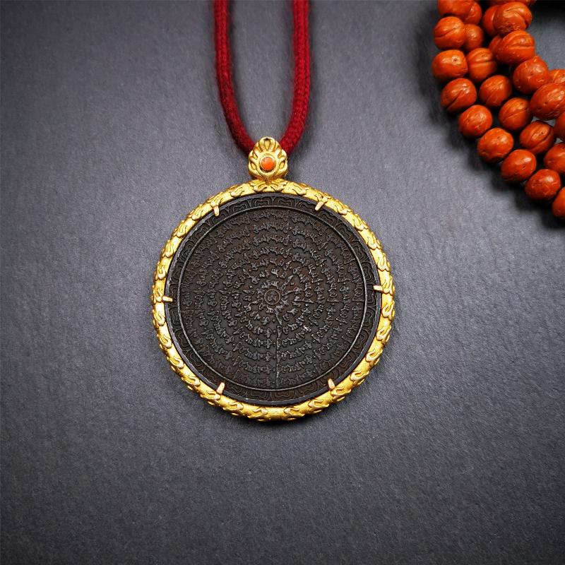 This badge is made by Tibetan craftsmen and come from Hepo Town, Baiyu County,Tibet. It is made of thokcha, edging with copper,round shape, 2.52 inche diameter. The OM MANI PADME HUM mantra arranged in concentric circles.