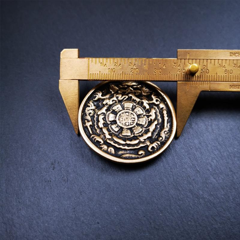 This unique Sipaho amulet was collected from Kathok Monastery,about 40 years old,bless by lama. It is round shape,made of copper,1.77 inch diameter.The front pattern is Tibetan Budhist calendar symbol - SIPAHO(srid pa ho),the back is a treasure vase.
