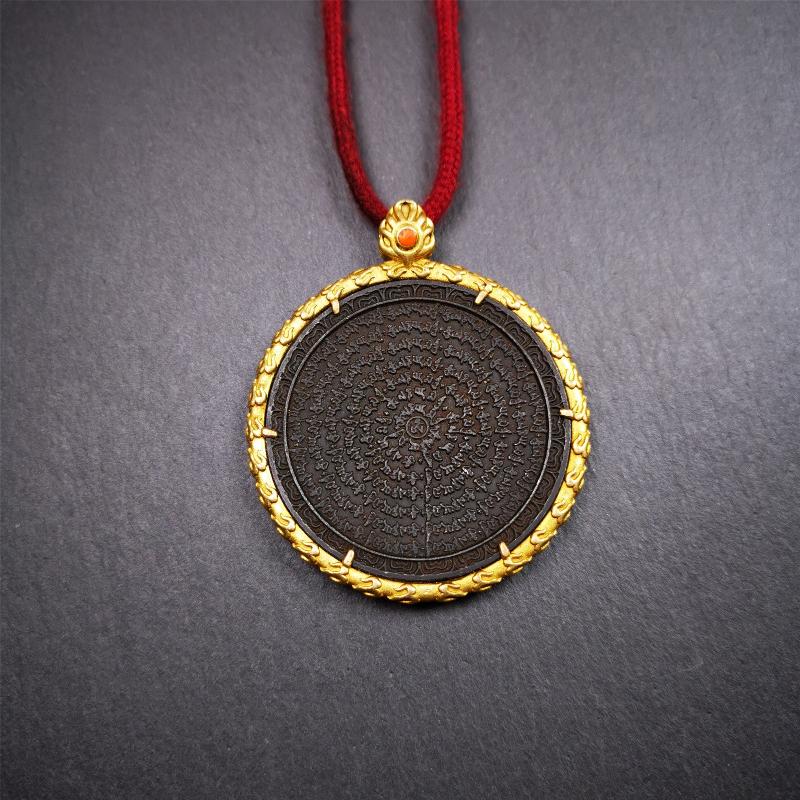 This badge is made by Tibetan craftsmen and come from Hepo Town, Baiyu County,Tibet. It is made of thokcha, edging with copper,round shape, 2.52 inche diameter. The OM MANI PADME HUM mantra arranged in concentric circles.