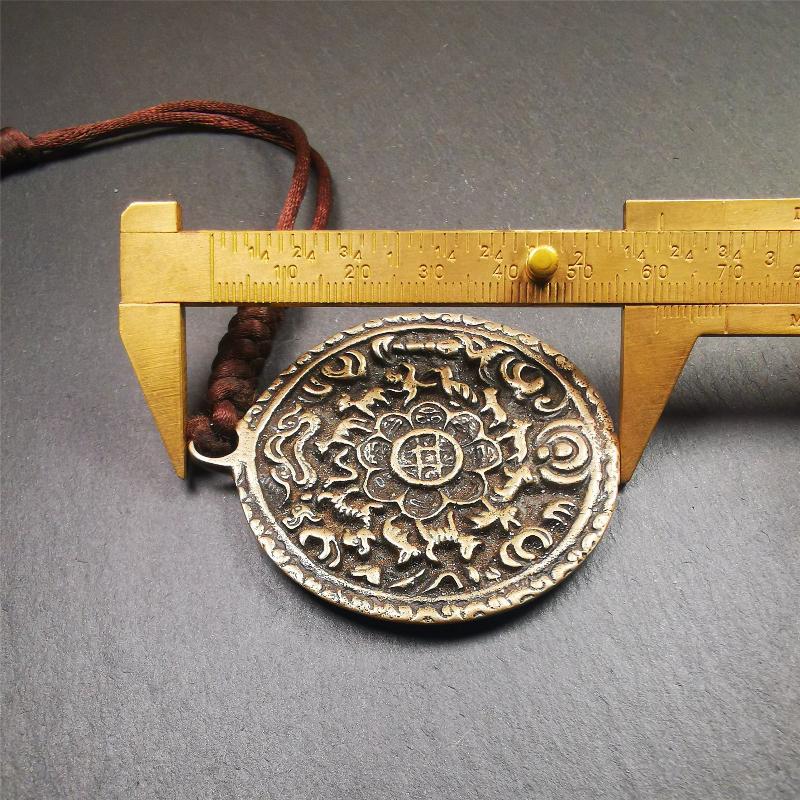 This unique Melong badge was collect from Kathok Monastery Tibet,about 60+ years old.It was sacred amulets used by Kathok Monastery to present to believers,during a grand Dharma gathering,consecrated and blessed by lama. It is made of thokcha,2.16 inch diameter,the front pattern is Tibetan Budhist calendar symbol - SIPAHO.