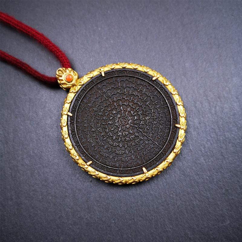 This badge is made by Tibetan craftsmen and come from Hepo Town, Baiyu County,Tibet. It is made of thokcha, edging with copper,round shape, 2.52 inche diameter. The OM MANI PADME HUM mantra arranged in concentric circles.