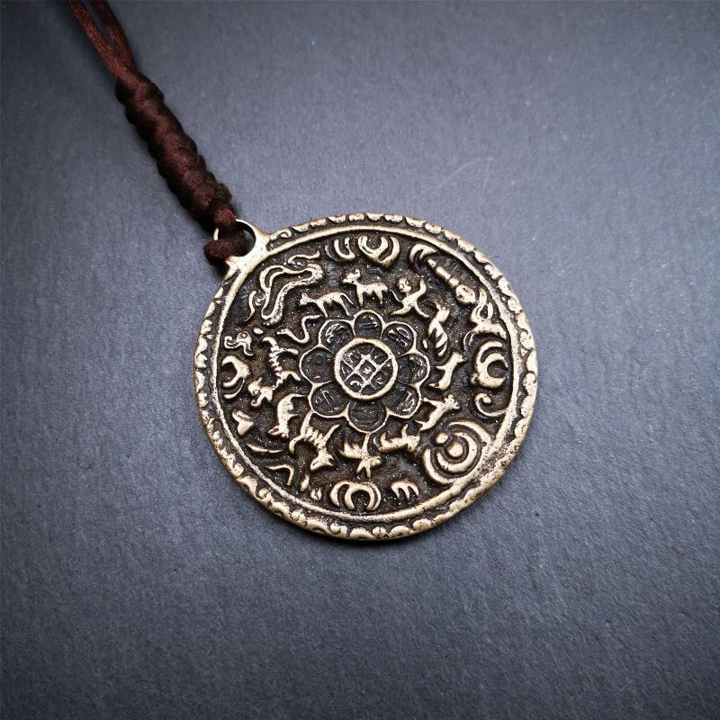 This unique Melong badge was collect from Kathok Monastery Tibet,about 60+ years old.It was sacred amulets used by Kathok Monastery to present to believers,during a grand Dharma gathering,consecrated and blessed by lama. It is made of thokcha,2.16 inch diameter,the front pattern is Tibetan Budhist calendar symbol - SIPAHO.