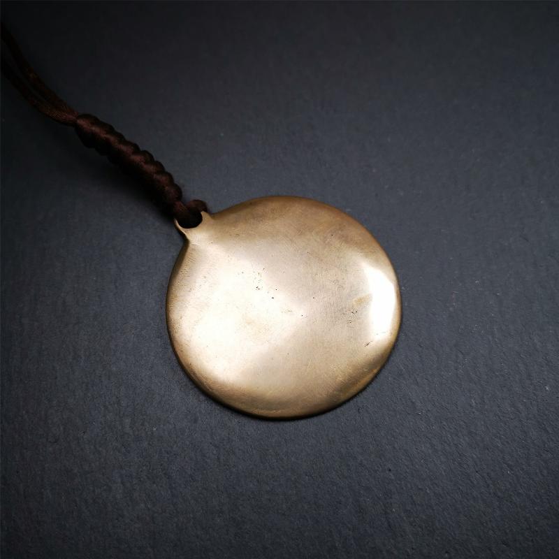 This unique Melong badge was collect from Kathok Monastery Tibet,about 60+ years old.It was sacred amulets used by Kathok Monastery to present to believers,during a grand Dharma gathering,consecrated and blessed by lama. It is made of thokcha,2.16 inch diameter,the front pattern is Tibetan Budhist calendar symbol - SIPAHO.