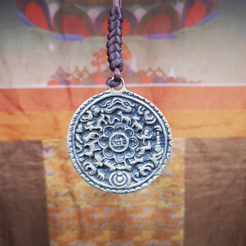 This unique Melong badge was collect from Kathok Monastery Tibet,about 60+ years old.It was sacred amulets used by Kathok Monastery to present to believers,during a grand Dharma gathering,consecrated and blessed by lama. It is made of thokcha,2.16 inch diameter,the front pattern is Tibetan Budhist calendar symbol - SIPAHO.