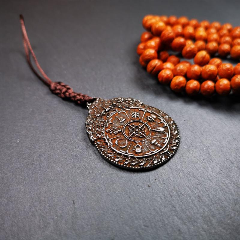 This unique melong badge was collected from Rejia Monastery,it was sacred amulets used present to believers,during a grand Dharma gathering,consecrated and blessed by lama. It is made of cold iron and 2 sided patterns.The front is Tibetan Budhist amulet symbol - SIPAHO,the back is cross vajra pattern and Ashtamangala