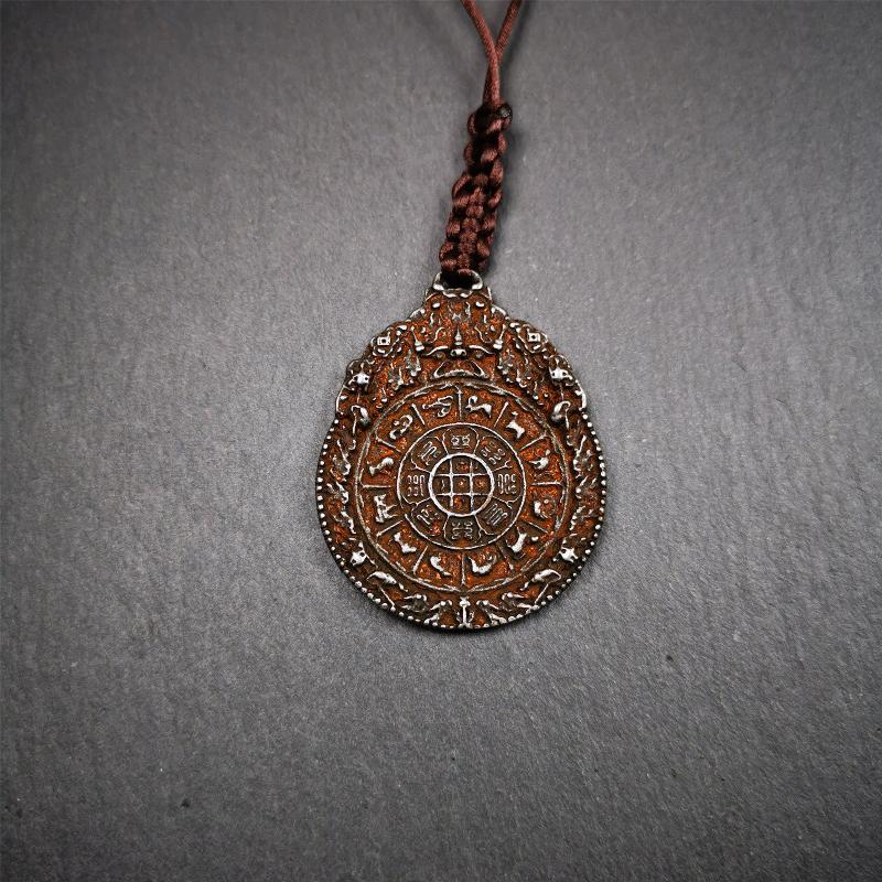 This unique melong badge was collected from Rejia Monastery,it was sacred amulets used present to believers,during a grand Dharma gathering,consecrated and blessed by lama. It is made of cold iron and 2 sided patterns.The front is Tibetan Budhist amulet symbol - SIPAHO,the back is cross vajra pattern and Ashtamangala
