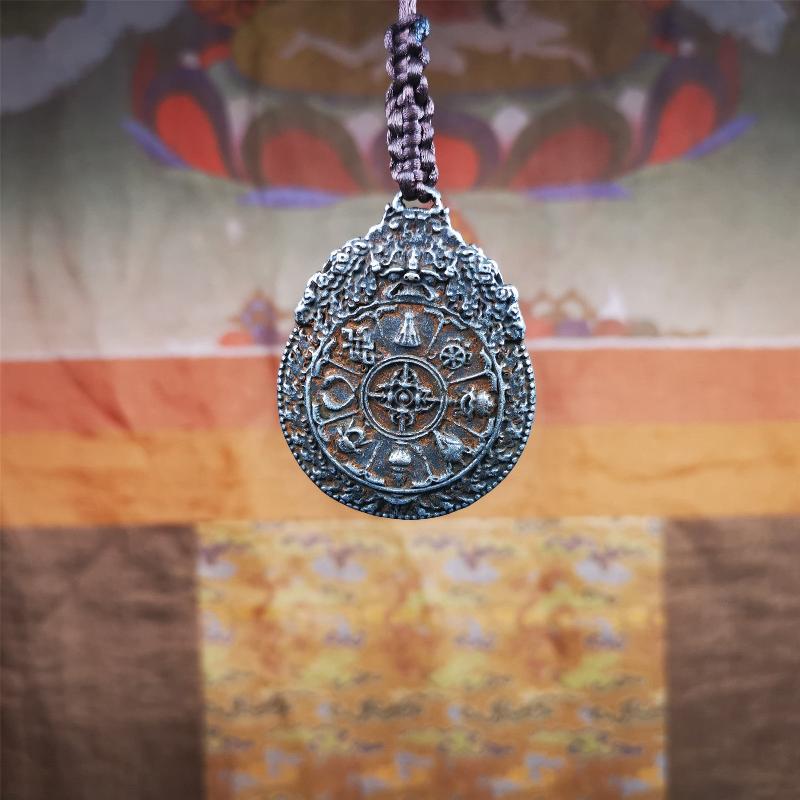 This unique melong badge was collected from Rejia Monastery,it was sacred amulets used present to believers,during a grand Dharma gathering,consecrated and blessed by lama. It is made of cold iron and 2 sided patterns.The front is Tibetan Budhist amulet symbol - SIPAHO,the back is cross vajra pattern and Ashtamangala